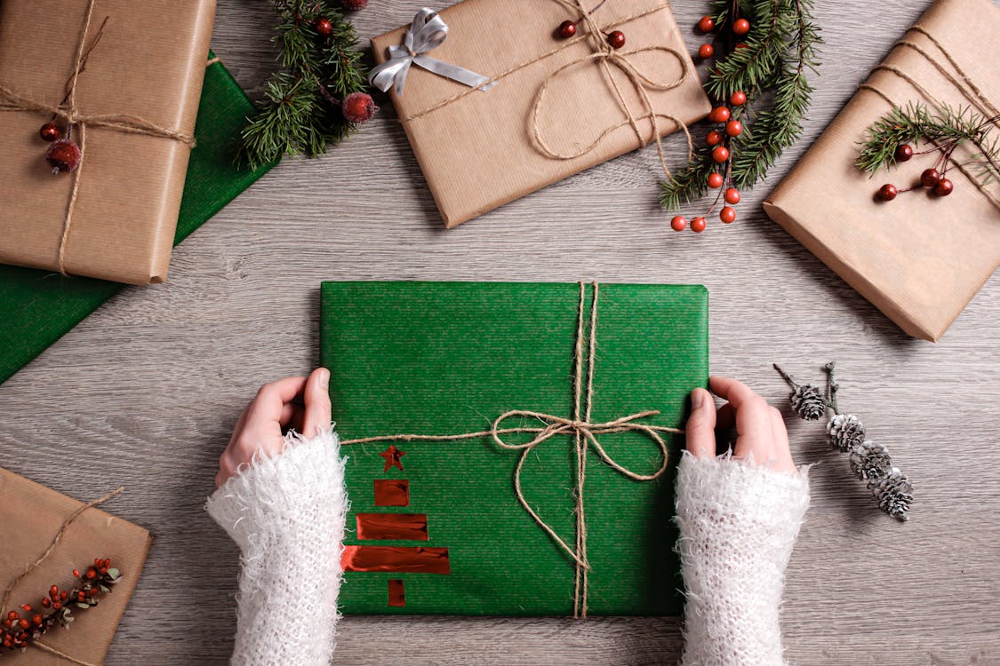 Des cadeaux emballés prêts à être offerts