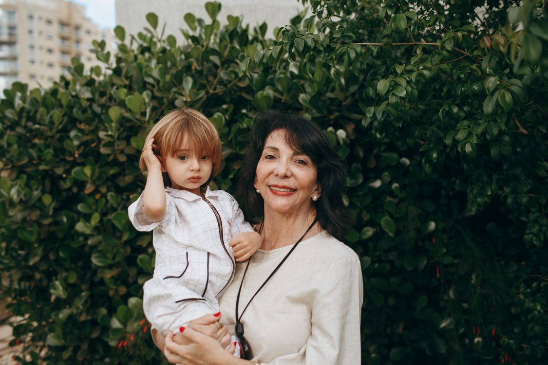Une grand-mère en plein air avec son petit-enfant au soleil