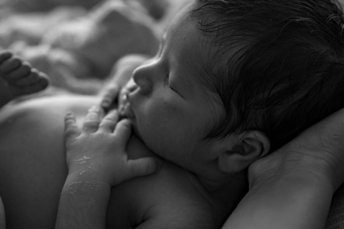 Un nouveau-né qui dort paisiblement
