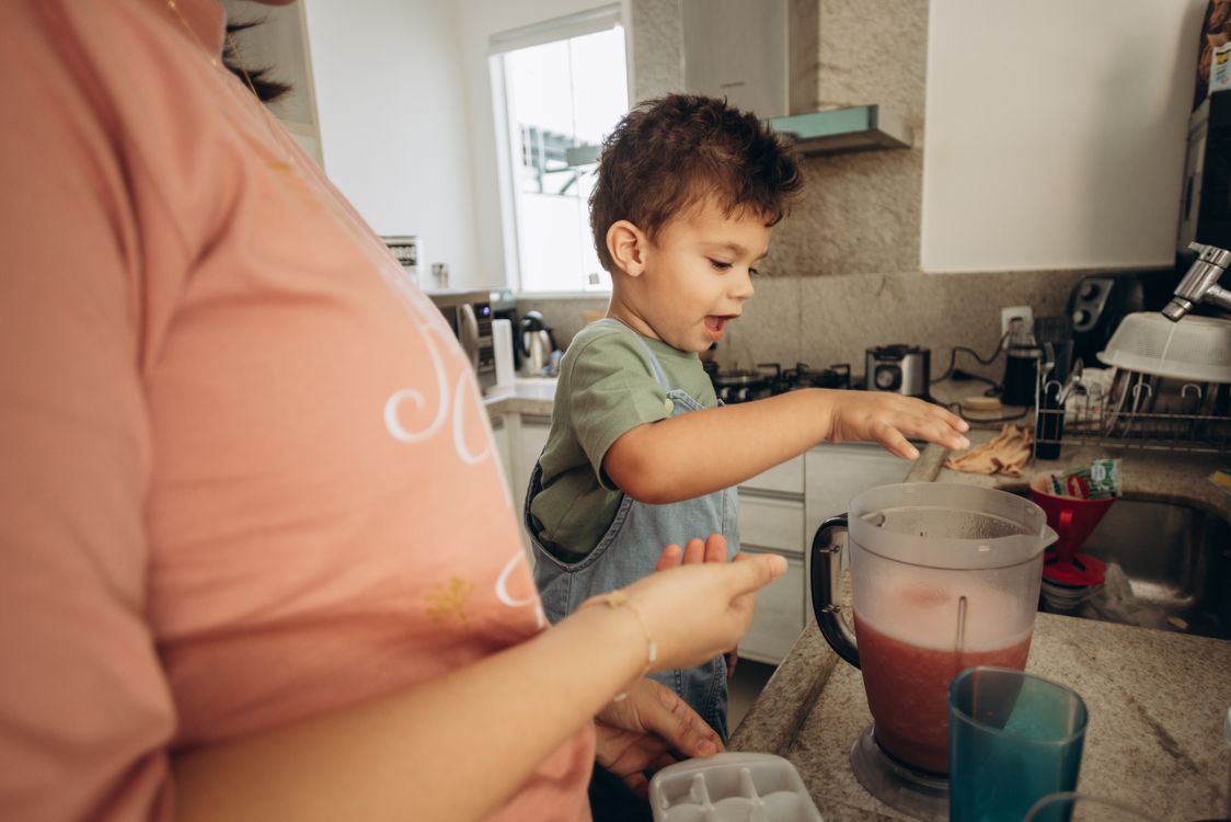 Un enfant qui aide à préparer la pâte à crêpes dans la cuisine