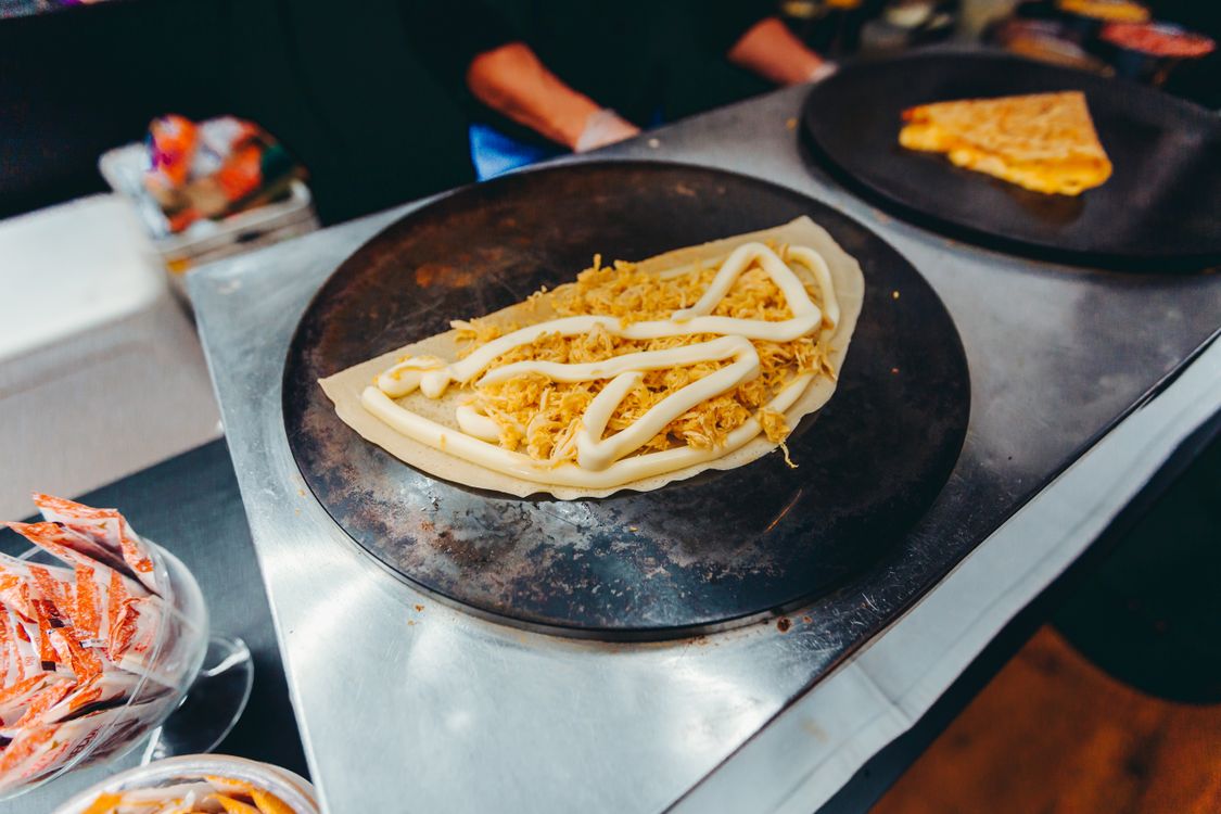 Une crêpe dorée qui cuit dans une poêle