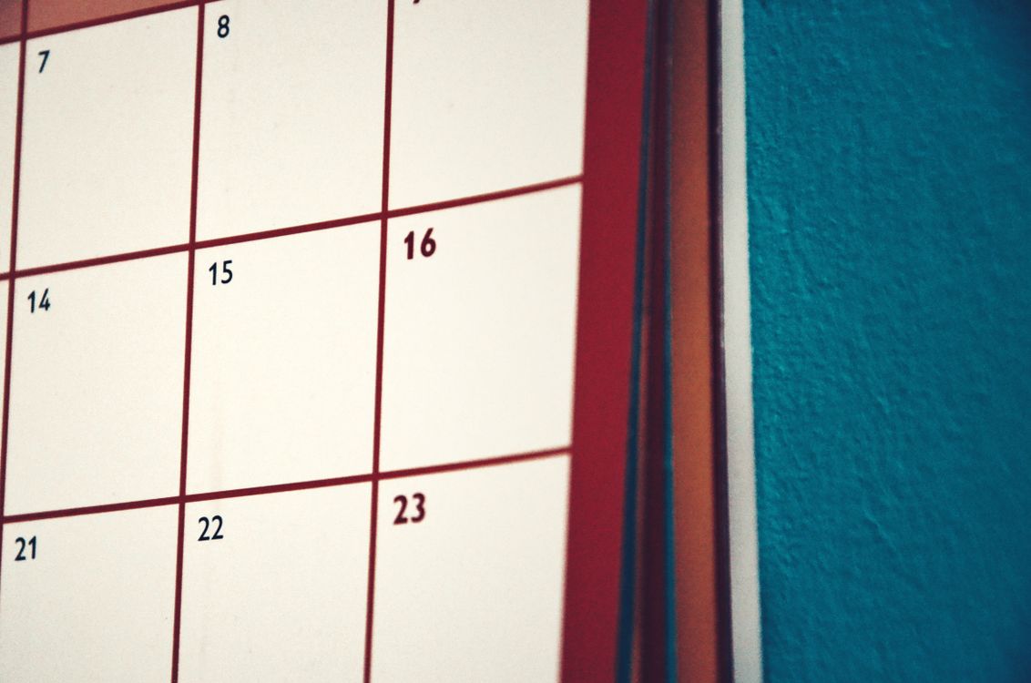 Un calendrier accroché au mur, le mois de mai bien visible