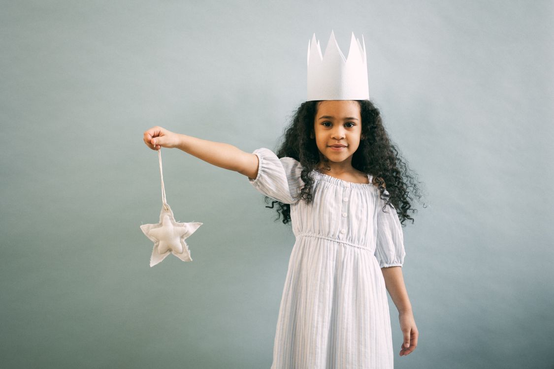 Un enfant qui porte une couronne en papier sur la tête